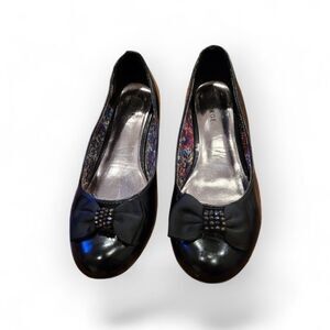 George sz 4 patent Leather shoe with 2" heel with black grosgrain ribbon on toe